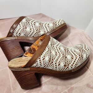 Korks by Kork Women Nora Clogs Size 10  Brown White Crochet Platform Shoes